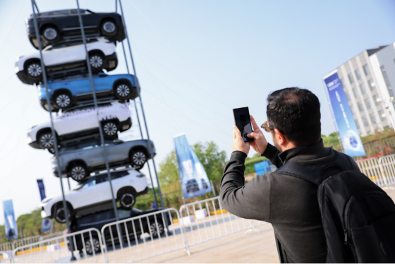 TIGGO 8 CSH undergoes the 48-hour seven-vehicle stack challenge.png